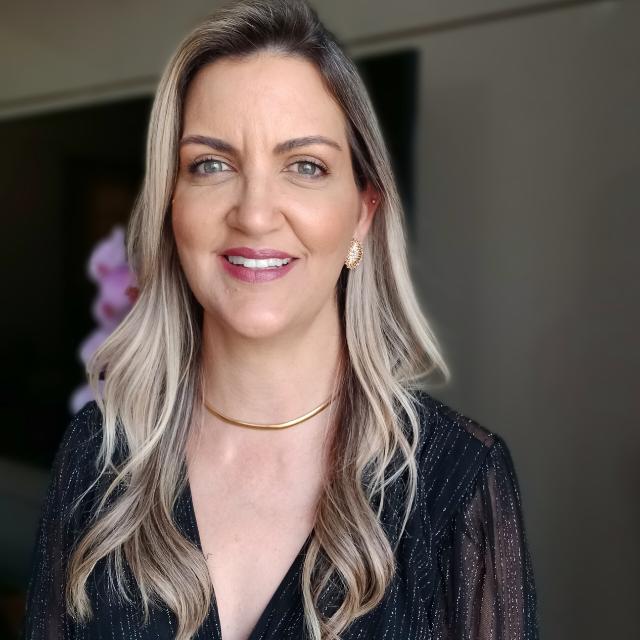 Dra. Cláudia Lara